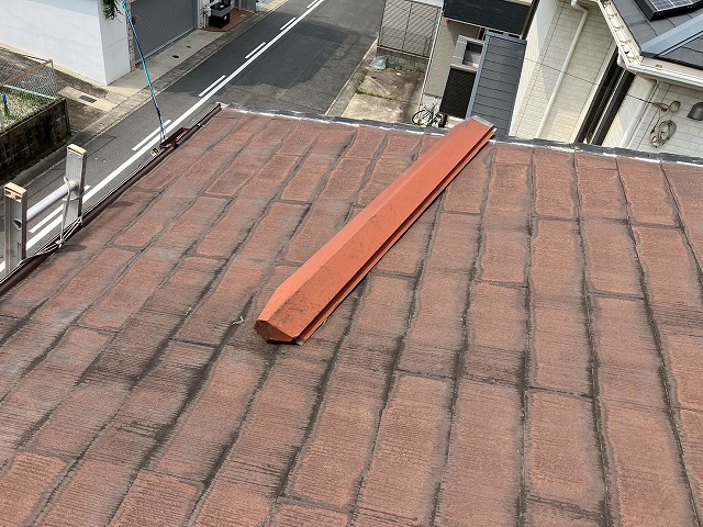 飛散被害が発生した棟板金